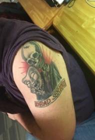 Big tattoo απεικόνιση αρσενικό μεγάλο μπράτσο πάνω μάσκα και εικόνα τατουάζ κρανίο