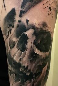 Sling vackra stora arm svart och vit skalle tatuering mönster