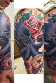 fotografia e tatuazhit të madh krahu mashkull i madh mbi trëndafilën dhe fotografia e tatuazhit oktapod