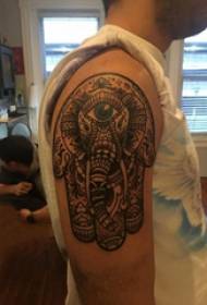 Велика рука тетоважа илустрација мушки слон велика рука на живописној слици тетоважа слике