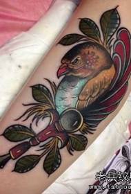 Lielās rokas skolas putnu krāsas tetovējuma raksts