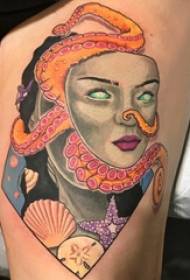 Персонаж портретная татуировка девушка фигура творческий портрет татуировка на бедре