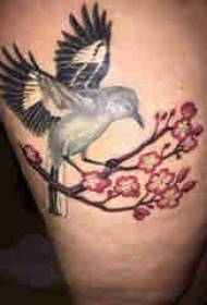 Татуировка на бедрах по традиции девушка с изображением бедер слива и тату с птицей