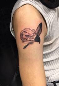 Ілюстрація татуювання великої руки чоловічої великої руки на татуювання перо і череп птаха