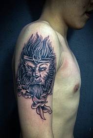 Grande braço macaco rei tatuagem tatuagem cheia de confiança