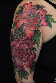 Veľké rameno európske a americké tradičné pivonka kvetina tetovanie vzor