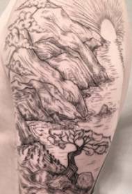 Dubbele grote arm-tatoeages mannelijke grote arm op zwarte landschap tattoo-foto's