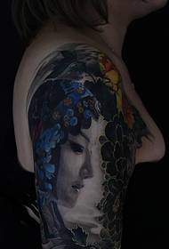 Tradycyjny i wykwintny tatuaż z kwiatem w kolorze dużego ramienia