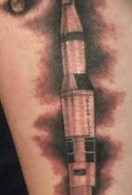 Tattoo swarte manlike studintdij op swartgriis raket tatoeage ôfbylding