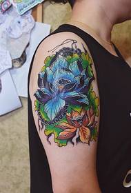 Els homes també vénen amb un model de tatuatge de lotus de color braç gran