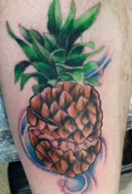 Tetovēts augšstilba vīriešu zēna augšstilbs uz krāsainu ananāsu tetovējuma attēla