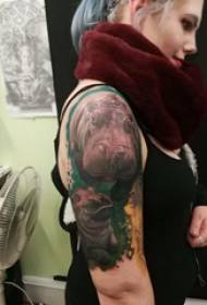 Pár nagy kar tetoválás lány nagy karja a színes víziló tetoválás képeken