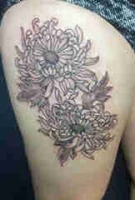 Plantera tatueringsflickans lår på svart tatuering för krysantemum