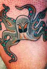 Stehno tetovanie samec farebný chobotnica tetovanie obrázok na mužskom stehne