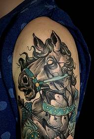 Слика пони тетоважа трчи око велике руке