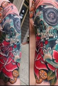 Ilustración de tatuaje de brazo grande brazo de sexo masculino en tatuaxe de color de cráneo