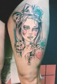 Dona de color estil croquis amb un patró de tatuatge de joguina d'ós