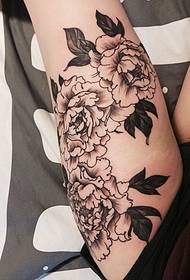 Padrão de tatuagem de flor de peônia preto e branco de perna