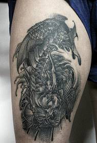 Black and white squid tattoo pictures on the thighs are particularly dazzling