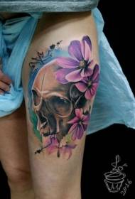 Djevojačko bedro prekrasnih obojenih zmajčića s ljubičastim cvjetnim uzorkom tetovaže