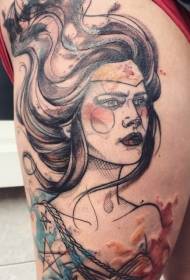 Farget kvinne i lårskissestil med tatoveringsmønster for stjerner