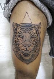 बाघ टैटू पैटर्न के साथ जांघ उत्कीर्णन शैली काला त्रिकोण