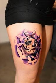 Coscia dipinta a morte ragazza e motivo tatuaggio farfalla