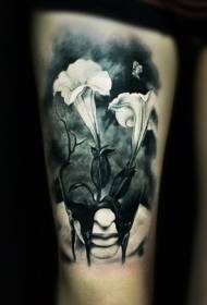 Coapsa stil realist alb și negru frumos model de tatuaj de flori