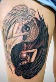Àngel negre i cuixa fan un patró de tatuatge