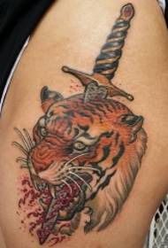 I-Thigh yendabuko ye-bloody tiger dagger tattoo iphethini