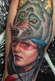 Bardzo piękny portret Indianki z wzorem tatuażu z hełmem wilka