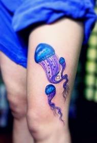 Patrón de tatuaje de medusa lindo color de pierna
