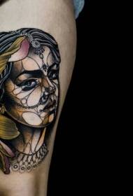 Mujer de color bonito muslo con patrón de tatuaje de flor