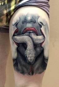 Hanka koloreko emakumeak suge tatuaje ereduarekin