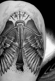 脚の黒い翼のタトゥー画像