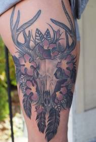 Cráneo de ciervo de corzo e tatuaxe de flores de plumas