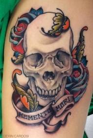 Tatuaj simplu de culoare craniu în stil simplu cu flori mari