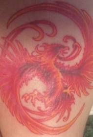 Boy melukis gambar tato phoenix pada paha