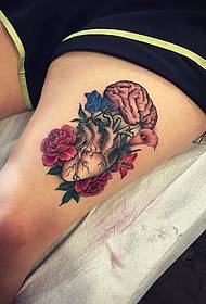 Узорак тетоваже цветног мозга цвећа на бедрима Еуропе