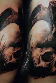 Невероватни орао са узорком тетоваже лобање