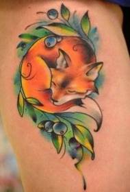 Model de tatuaj de vulpe de dormit în culoarea picioarelor
