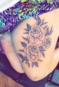 Meitenes augšstilbs uz melna pelēka punkta ērkšķaina materiāla literārā zieda tetovējuma attēla