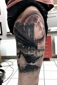 Буква реална црно-сива жена паѓа од мостот со шема на тетоважа