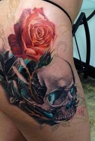 Noha nedokončená barevná lidská lebka s růžovým vzorem tetování