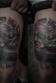 Coapsa negru gri stil horror sly cu model de tatuaj fata monstru