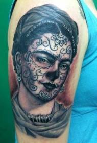 Brazo grande estilo mexicano mujer negra con aretes patrón de tatuaje