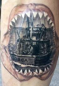 Noga oryginalna kombinacja wzoru tatuażu żeglarskiego z dużym rekinem