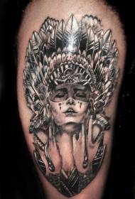 Dona de color blanc i negre amb personatges de cuixa amb patrons de tatuatge de casc de plomes