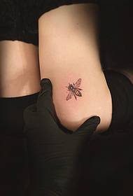 Patrón de tatuaje de abeja lindo fresco pequeño muslo