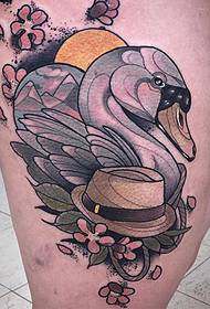 Patrón de tatuaxe de cisne ao estilo da coxa